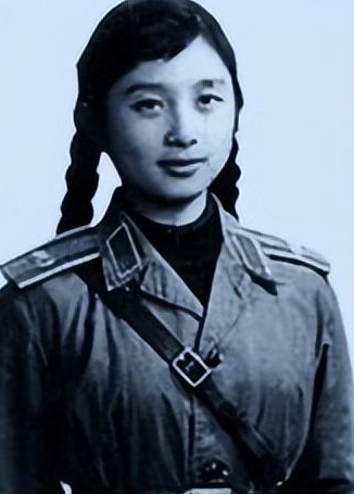 90年代,林立果"女友"张宁,与丈夫林赛围,一张罕见的全家福