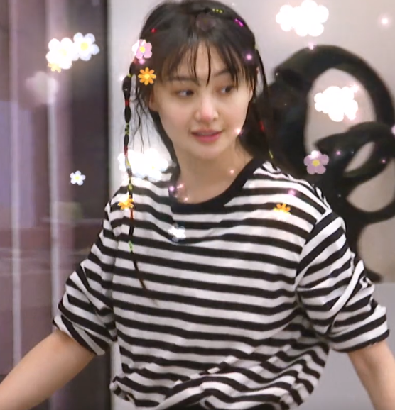 郑爽在节目中敷面膜,当她用水洗掉那一刻,才知道她素颜有多真实