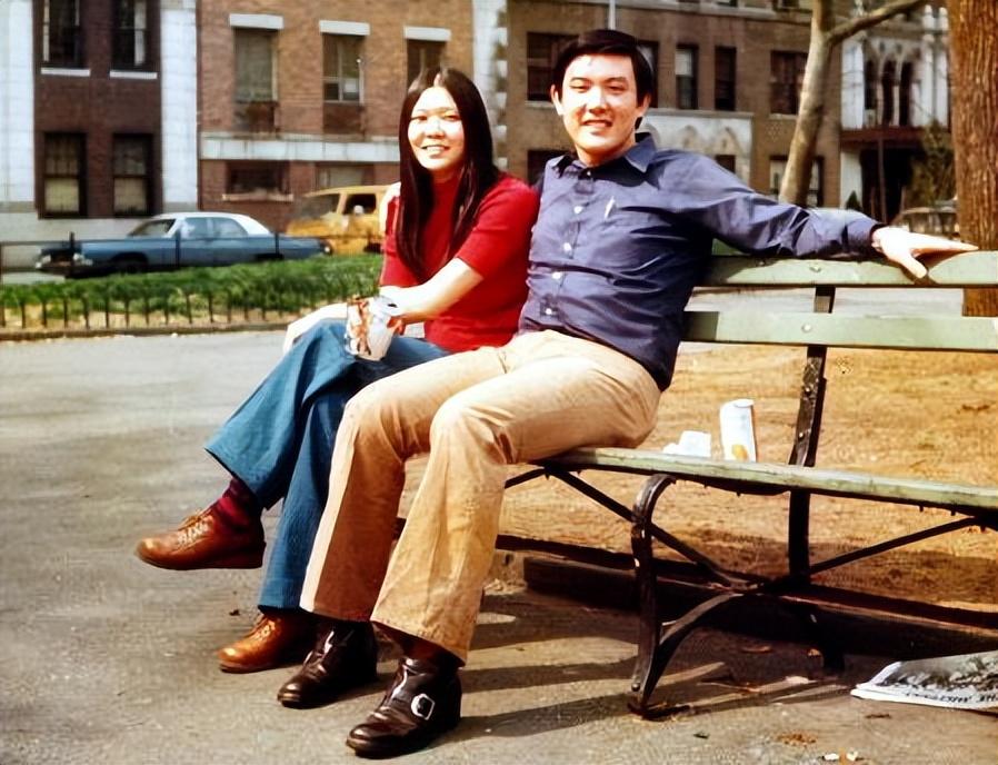 1968年,18岁马英九跟父母罕见合影,他长得帅,他的父亲长得更帅