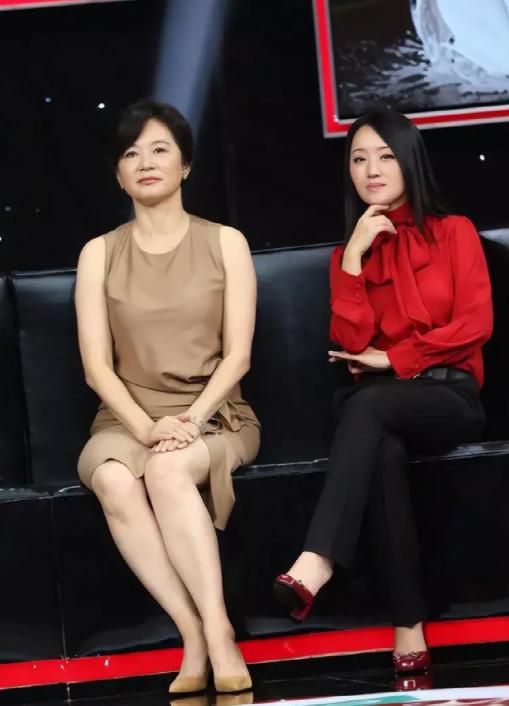68岁林青霞与52岁朱茵杨钰莹同框,相差17岁却像同龄人,很有气质