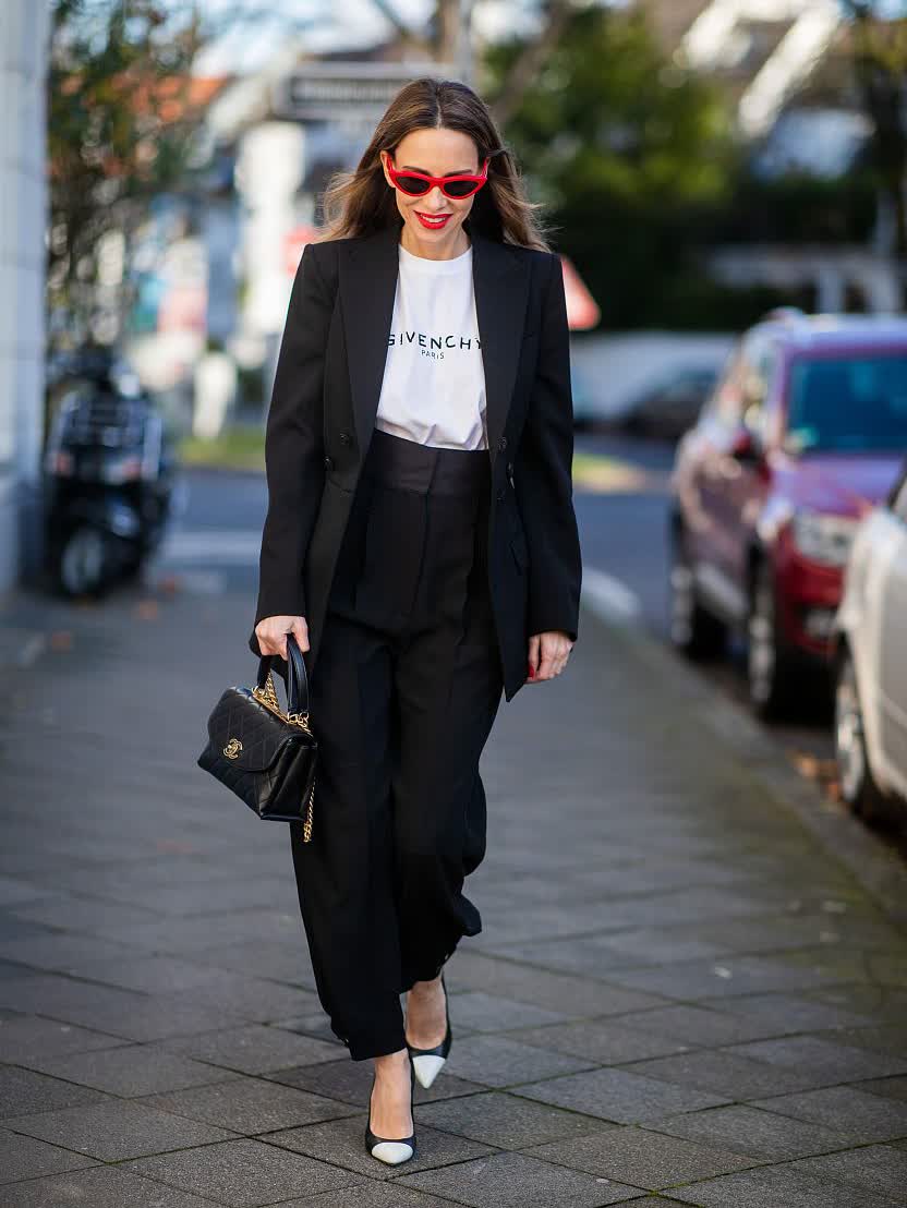 白色西装外套搭配黑色阔腿裤,经典.