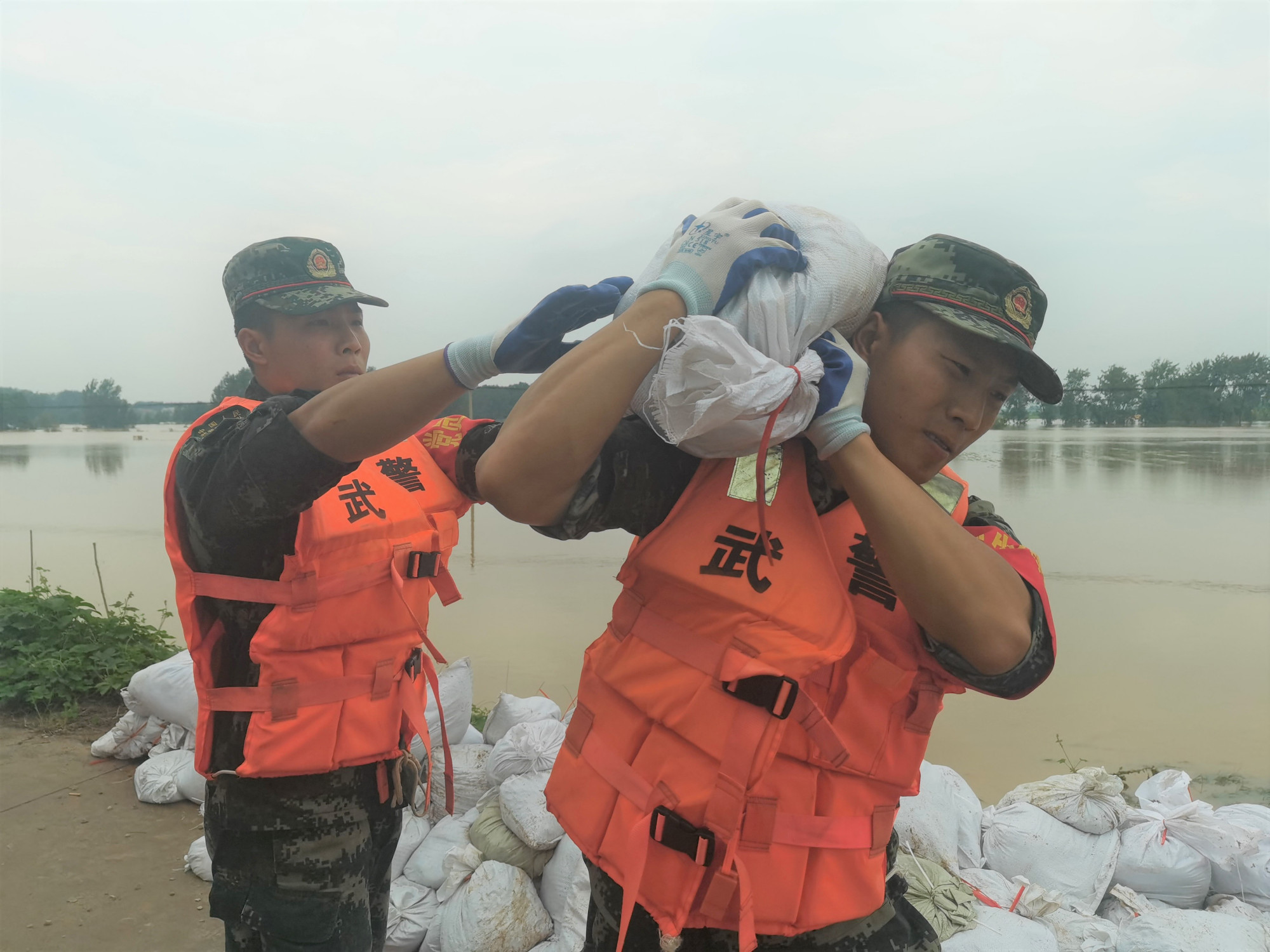 河南救灾战士图片