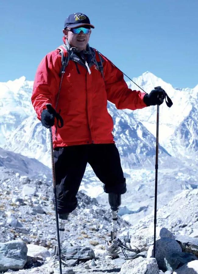 26岁首登珠峰,4次登顶未果,69岁"无脚英雄"夏伯渝终登珠峰