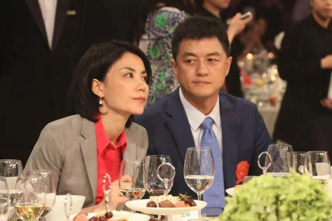 和王菲离婚9年后李亚鹏娶小19岁模特再当爸爸说服了女儿李嫣