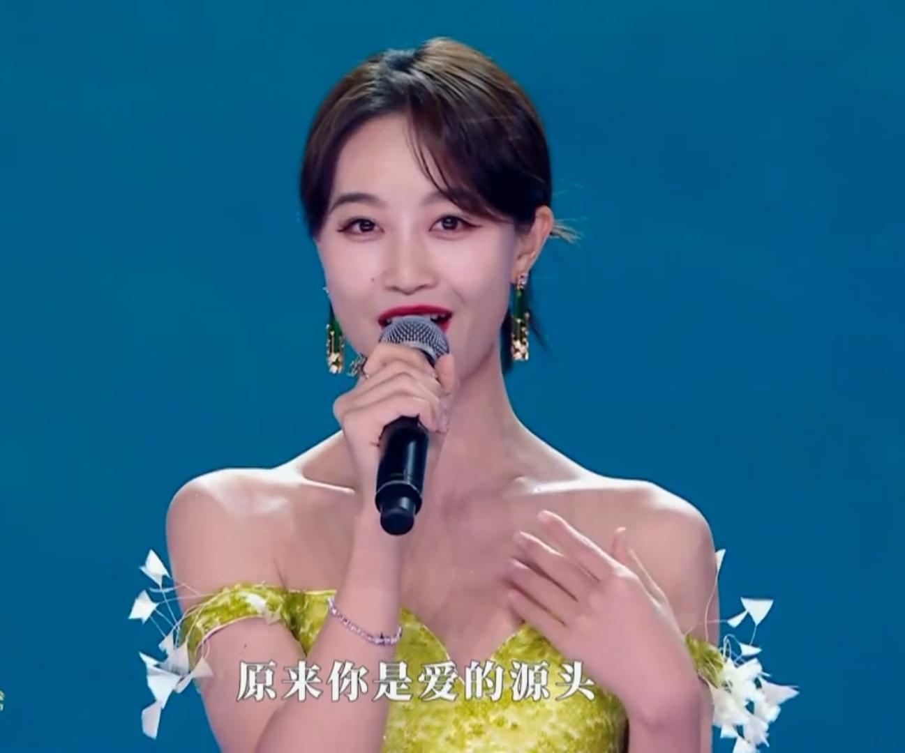章子怡素颜如女皇驾到,肖战烈火少年闪耀舞台,关晓彤又穿错了