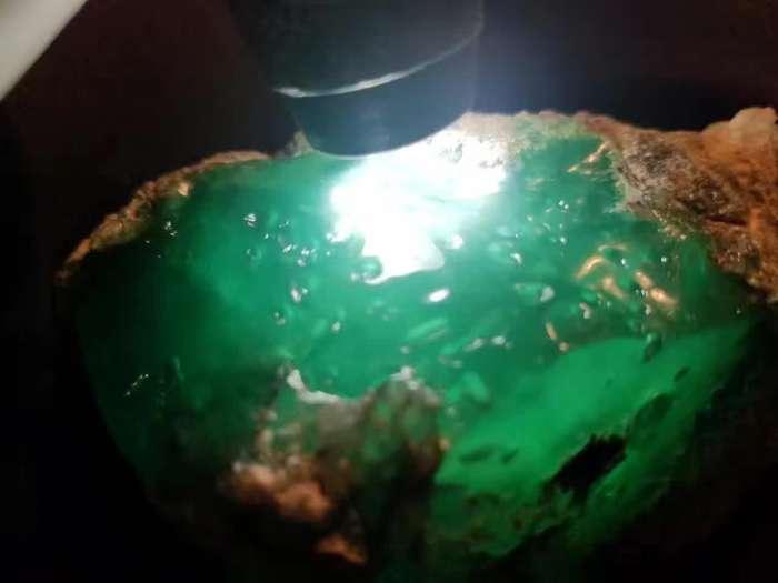 玻璃种晴底果冻级翡翠原石,拥有它是什么样的感受呢