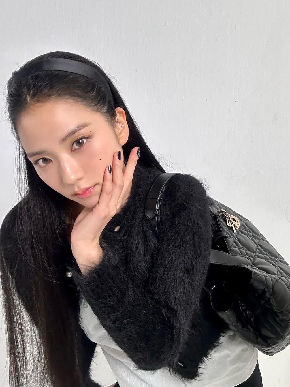 jisoo身着毛绒外套内衬白t酷酷的样子惊艳亮相