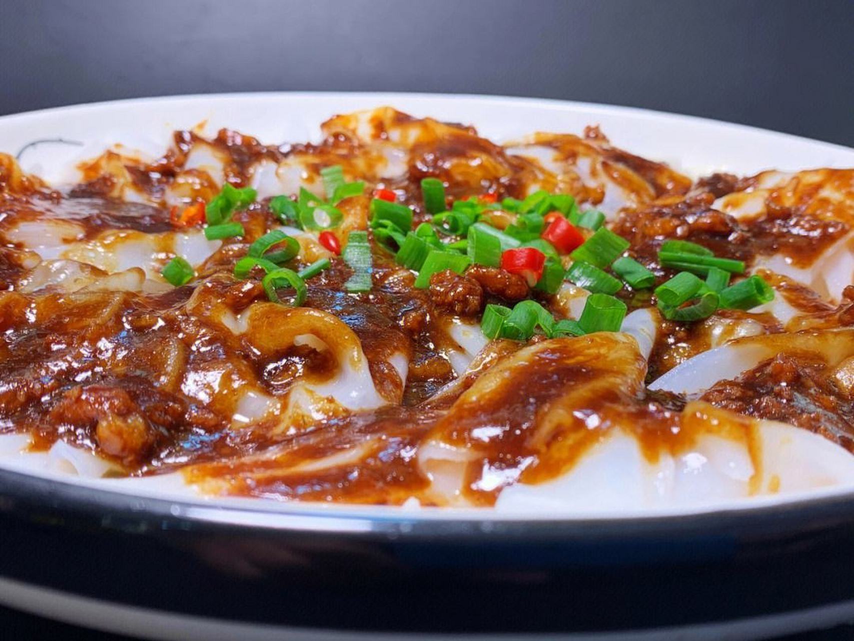 陈村粉,这道来广东省佛山市顺德区的传统美食,以其独特的口感和精细的