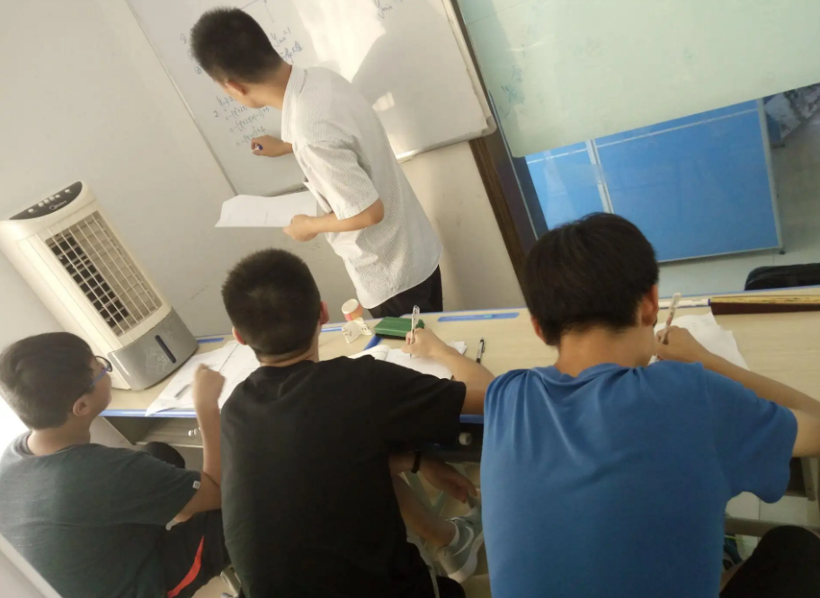 中小学生课外补课(中小学生补课合理吗)