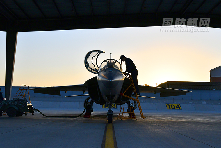 直击丨空军石家庄飞行学院某旅夜航飞行训练现场
