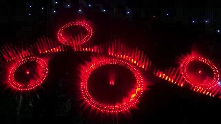 湖面上,光与影交织 时静时动,灯光水影,交相辉映 动感极强的激光 七彩