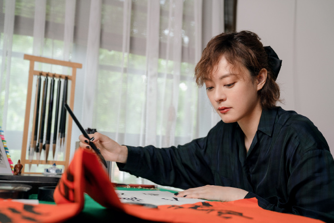 孙俪之前自己曾说,无论写字还是画画,都会显大,书法老师还给他指出过"