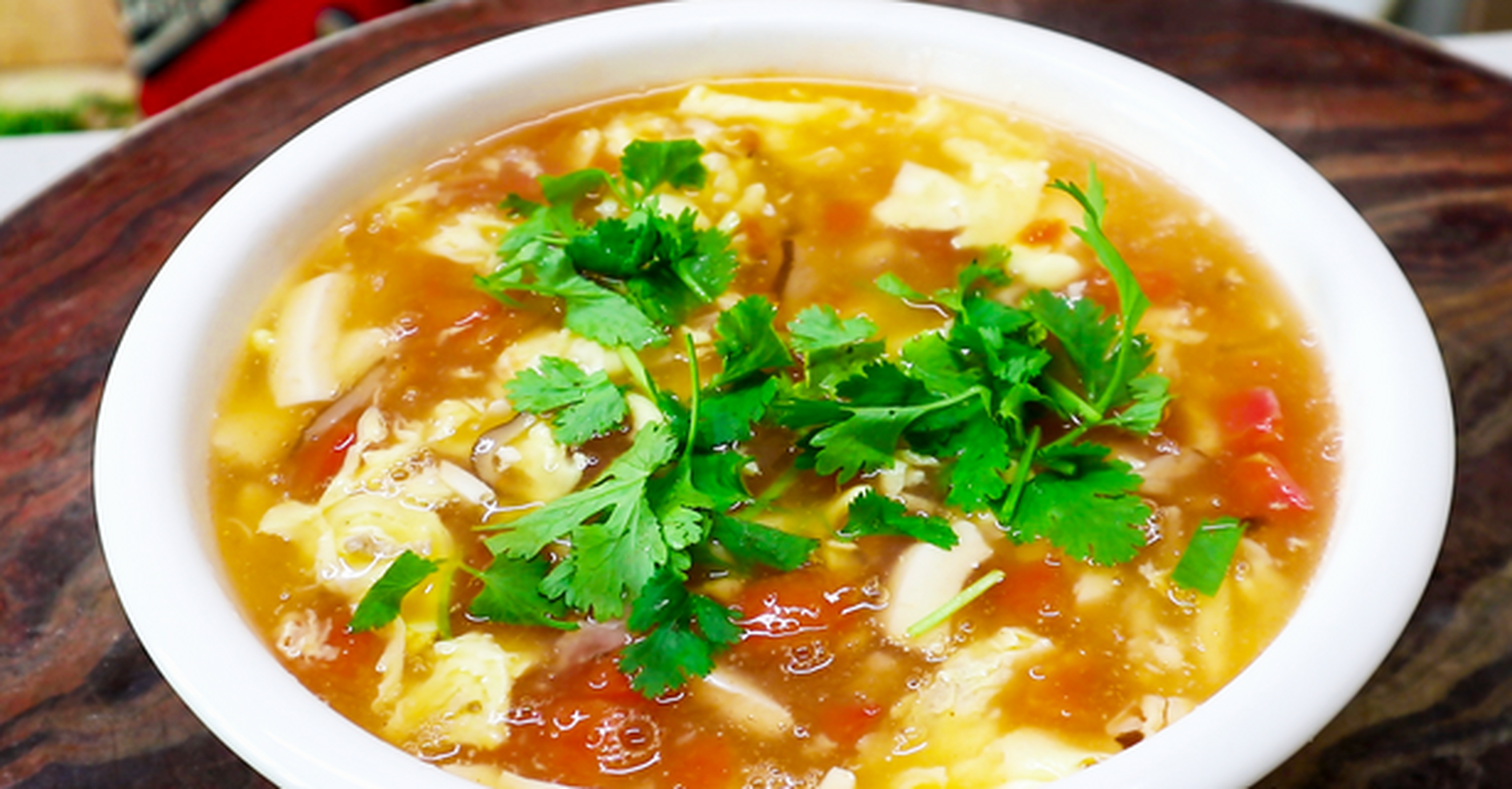 67一,三鲜豆腐汤:这道温暖的汤品中富含了豆腐,香菇,猪瘦肉和西红柿