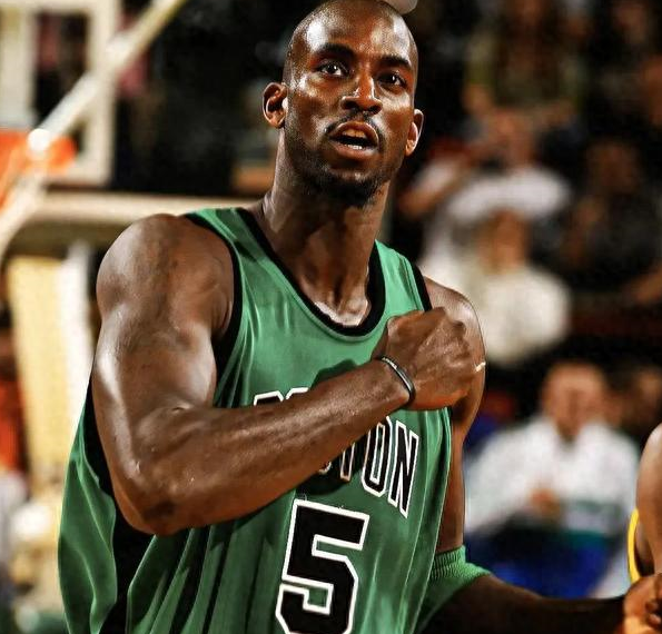 实话实说!字母哥比加内特强太多了,实力,荣誉都碾压!