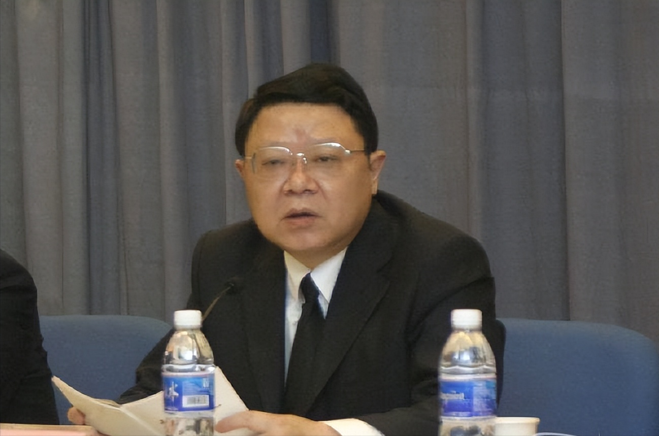 重庆局长文强:霸占警花十多年,黑白通吃,死刑后百姓拉横幅庆祝