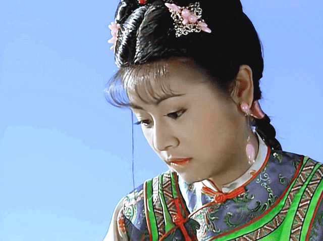 剧开拍不久,琼瑶看了林心如的几段戏以后,觉得林心如又黑又干不够漂亮