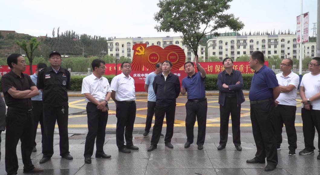 陈胡日查视察党政办公楼基础设施建设和绿化提升工作