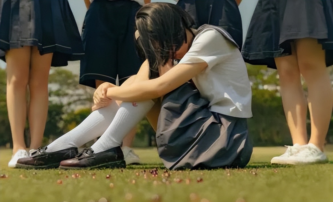 广东一女生遭受校园霸凌,在厕所被逼下跪磕头,当地教育局介入