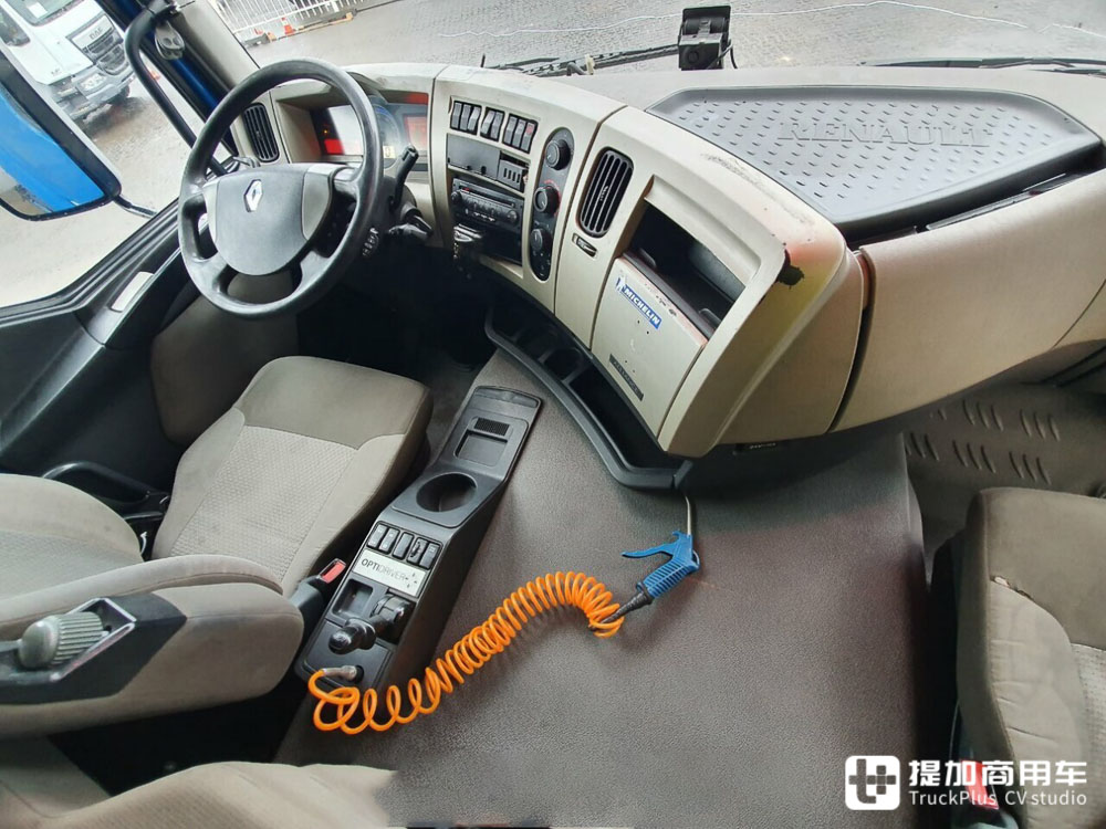 除了运输卡车,平时还能做它用,极其特殊的雷诺premium卡车实拍