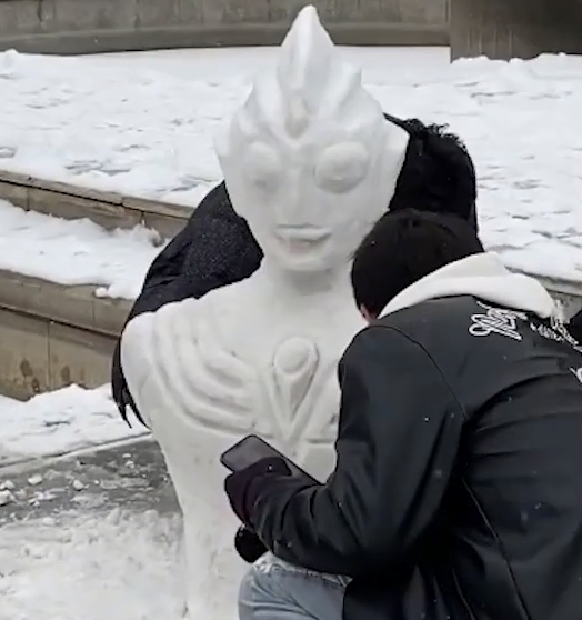 天津高校学生合力堆制雪人奥特曼细节满满,得知其专业后网友乐了