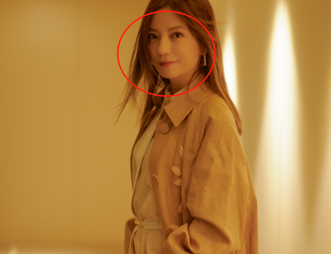 赵薇穿三万上衣,展现好身材,双眼皮太抢镜