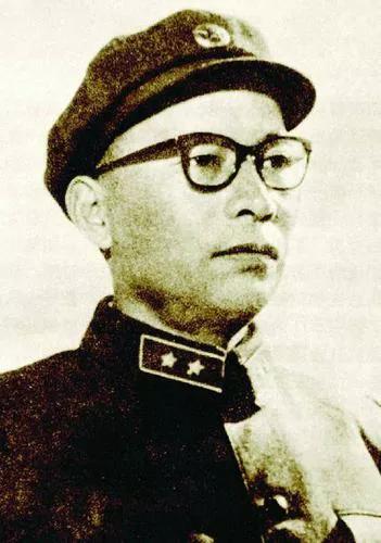 这是件什么样的重要事情呢?杜信边思考边火速来到杜心源秘书的房间.