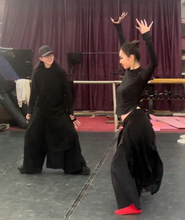 杨丽萍为陈白兔亲自打扮,网友猜测她是舞蹈接班人,两人亲密无间