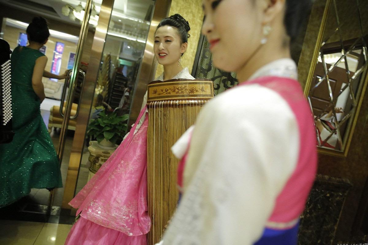 走进丹东,朝鲜饭店美女如云,有游客上前搭讪会被拒绝