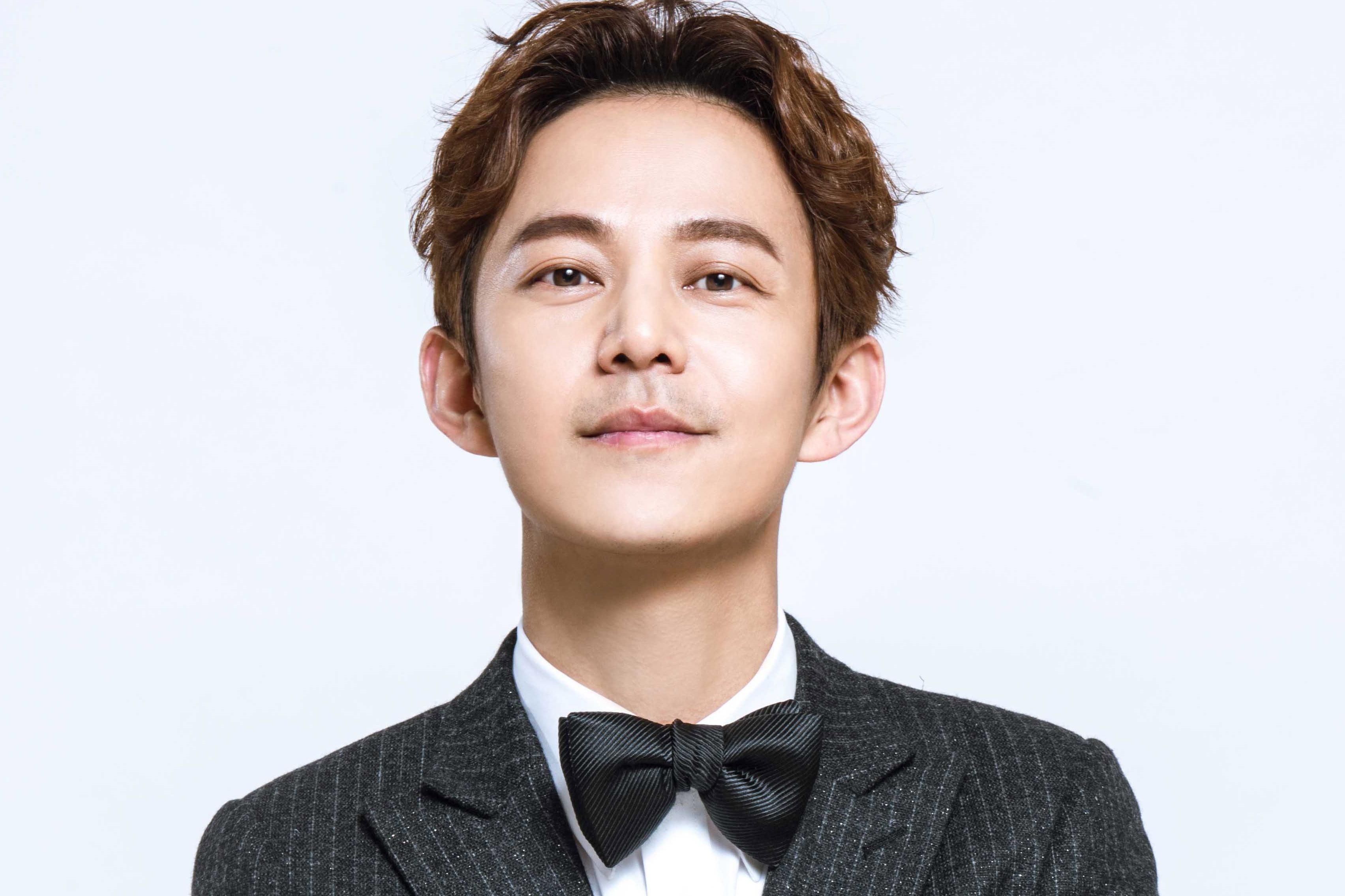 从万人拥护到避之不及,主持人何炅,到底怎么了