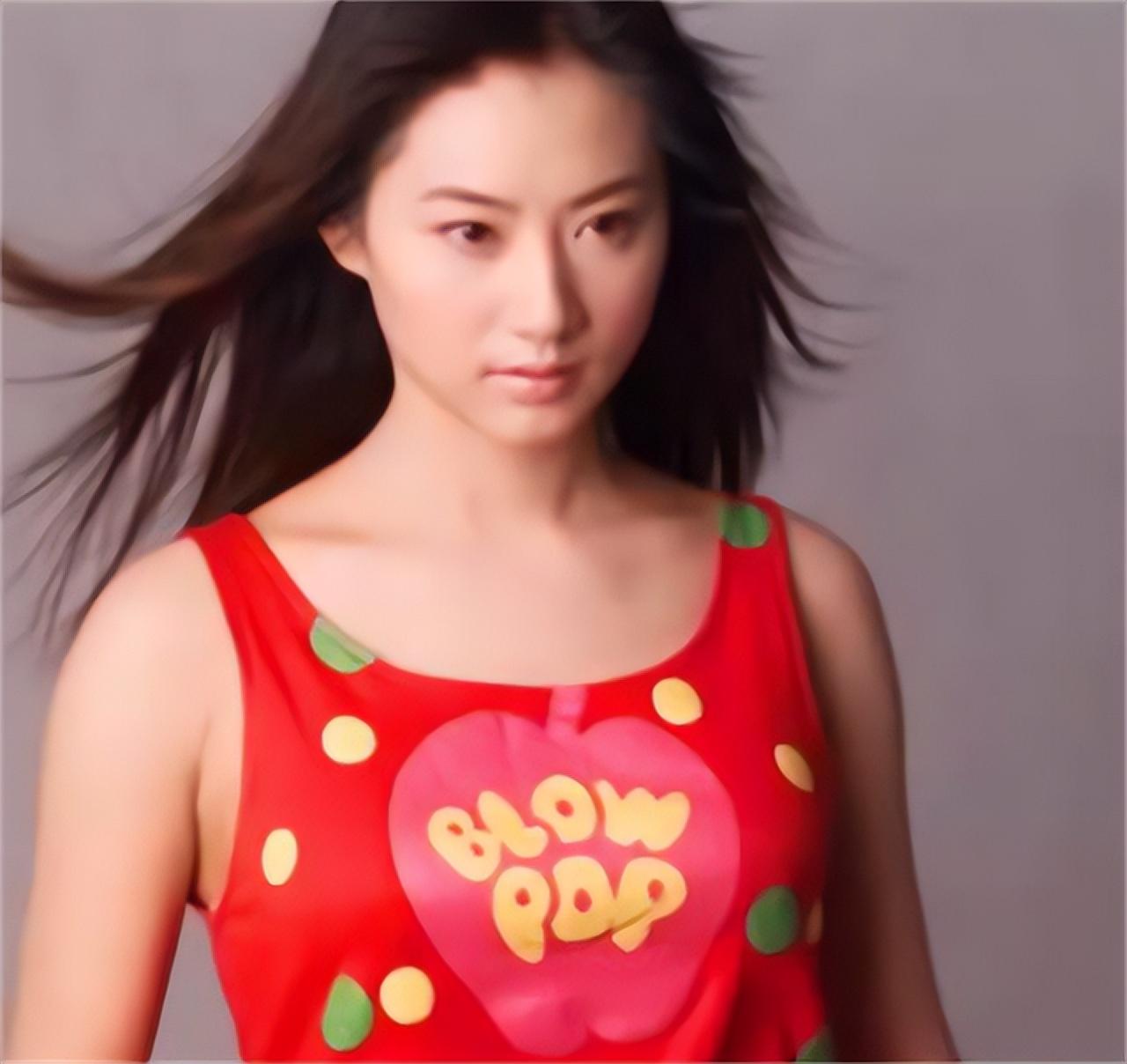东方卫视尹红,她清丽中还带着妩媚
