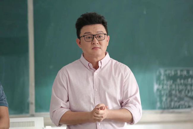 演员张磊出演青春剧《百岁之好,一言为定》再演"教导主任"