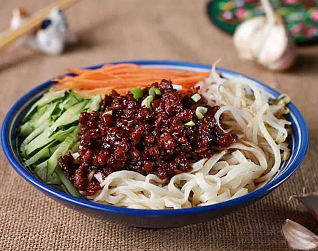 自制简单美食|酱香浓郁,好吃到舔碗底的老北京杂酱面,良心推荐