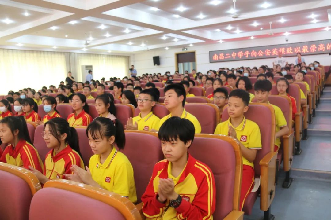 【队伍教育整顿|弘扬英模精神】市局在南昌二中初中部红谷滩校区开展"