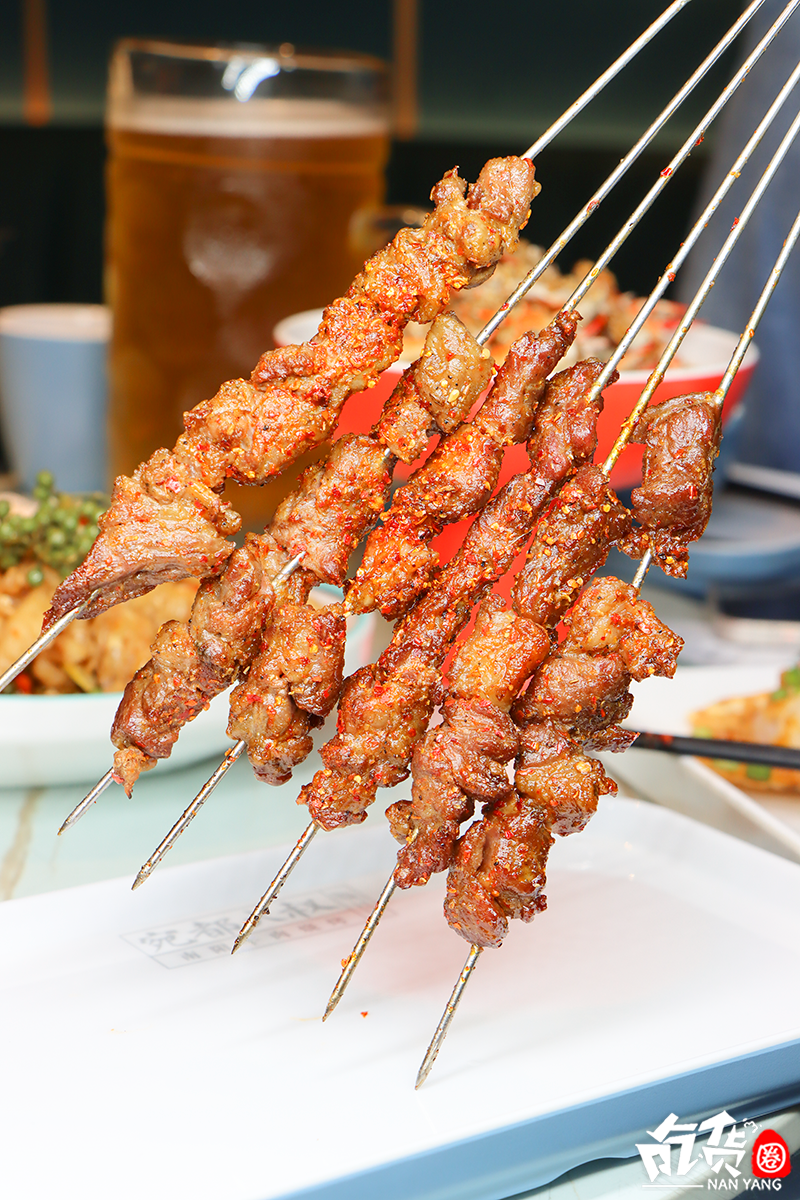 牛肉先焖再烤 更嫩,更香,更入味 好吃抓口,有嚼劲儿 黄牛肋条肉串 只