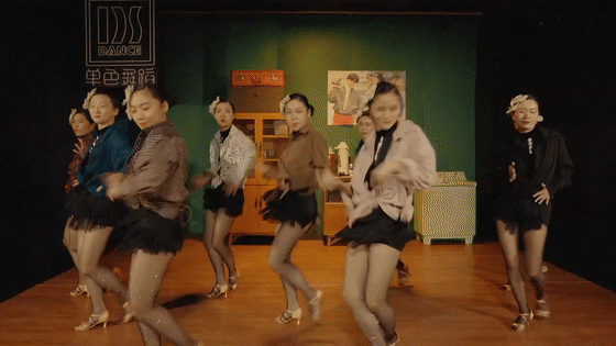 该名称来源于西班牙词 " chacha ",有人将它描述为" 带有锯琴节奏的