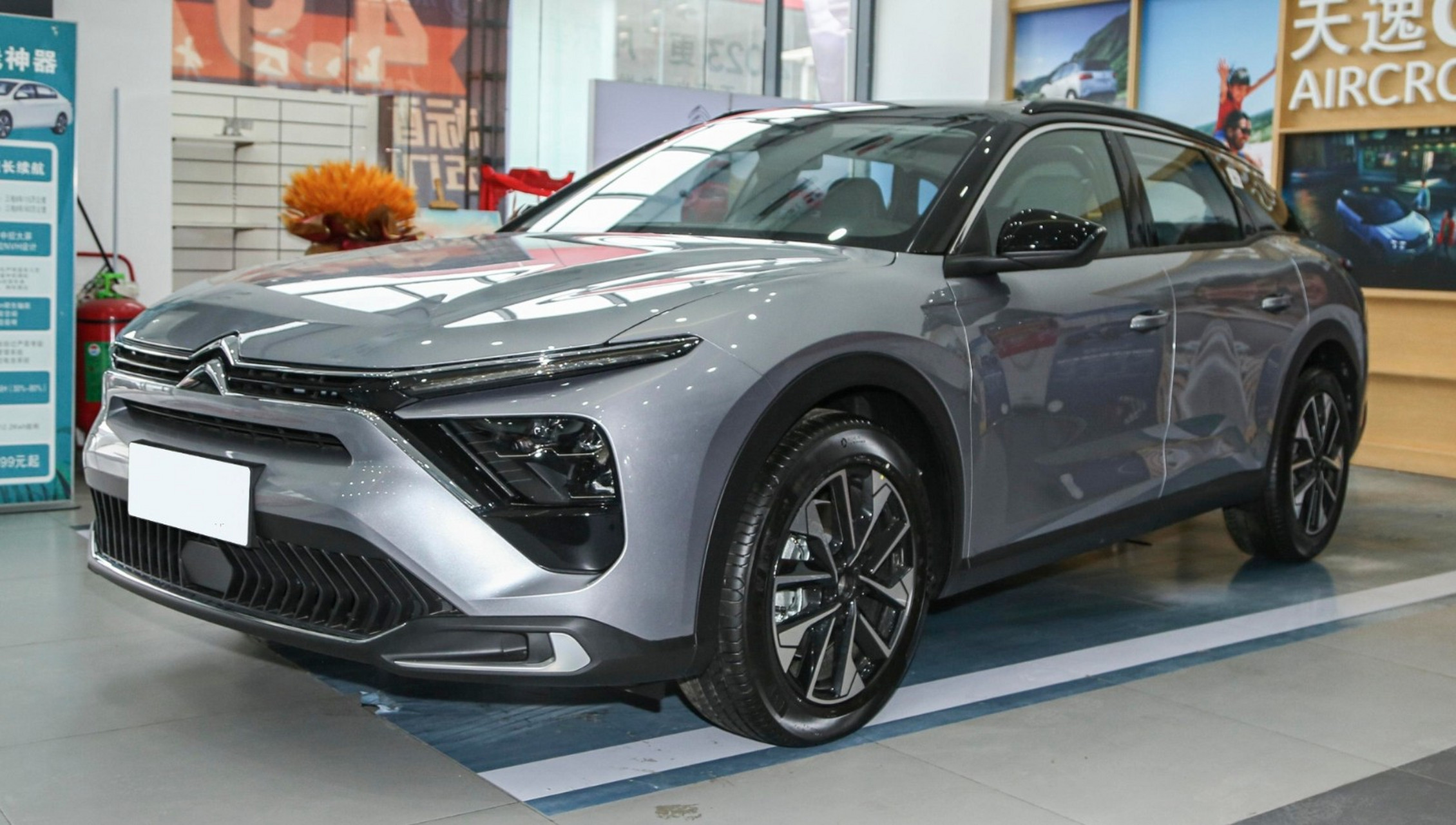 凡尔赛c5x是一款前卫时尚的中型车,拥有豪华设计和科技配置,优惠后