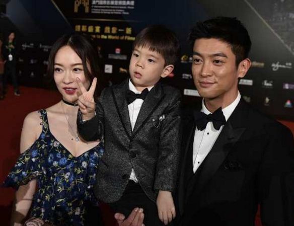 老公杜江过生日霍思燕晒出全家福,一家颜值很高嗯哼长的很像爷爷