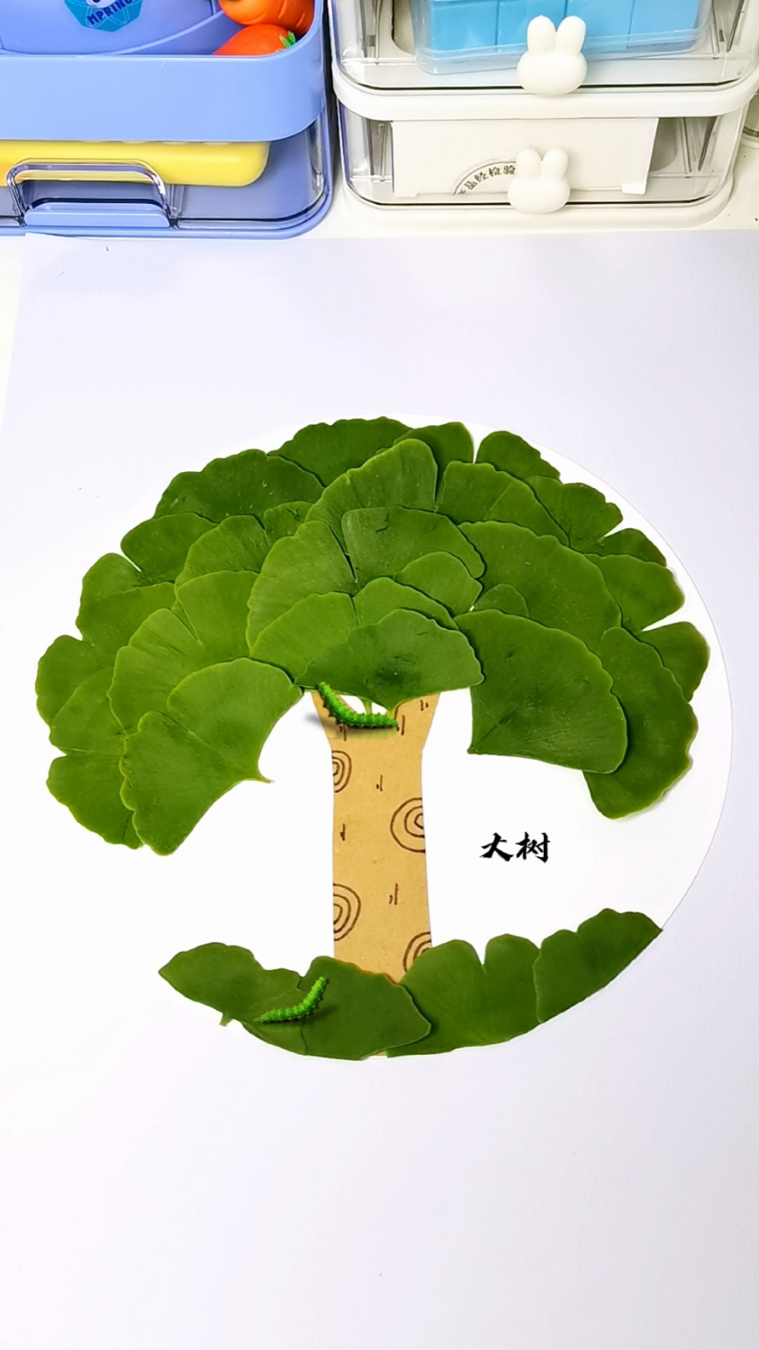 树叶贴画手工来了,用银杏叶一起来做大树吧,好看又简单.