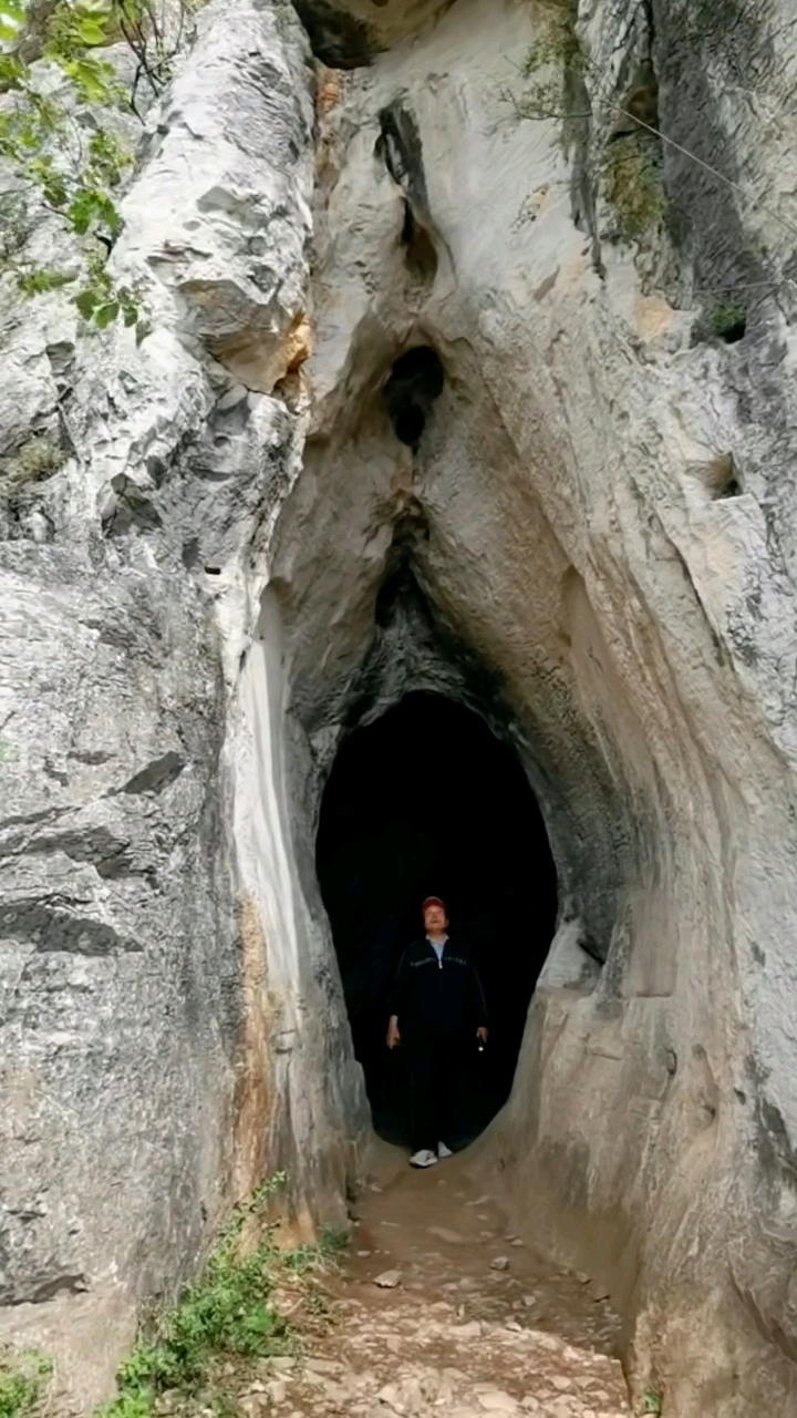 官山洞(又称仙女洞或人母洞):位于安徽萧县