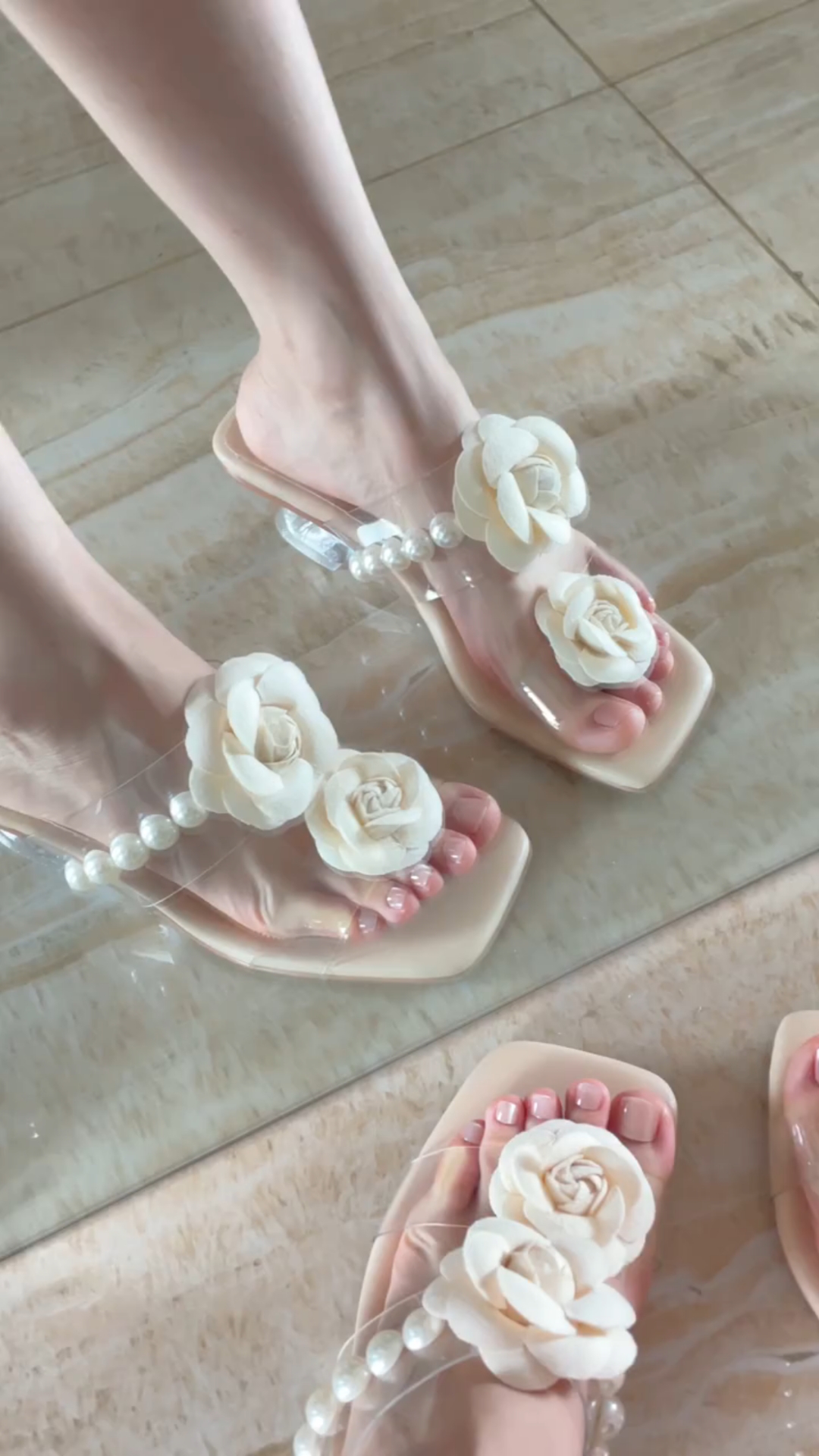 分享一双透明水晶凉鞋