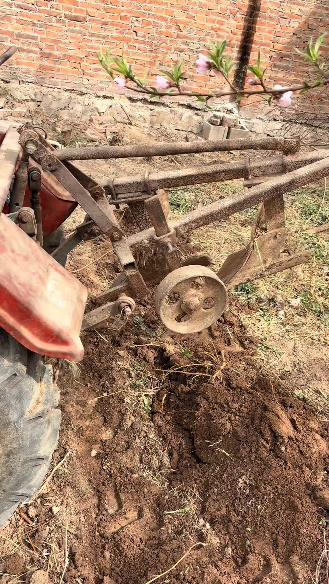 现在家里还有多少用小四轮犁地的