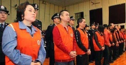 2009年重庆女黑老大被捕:出动200多名警察,解救被困女性数百人