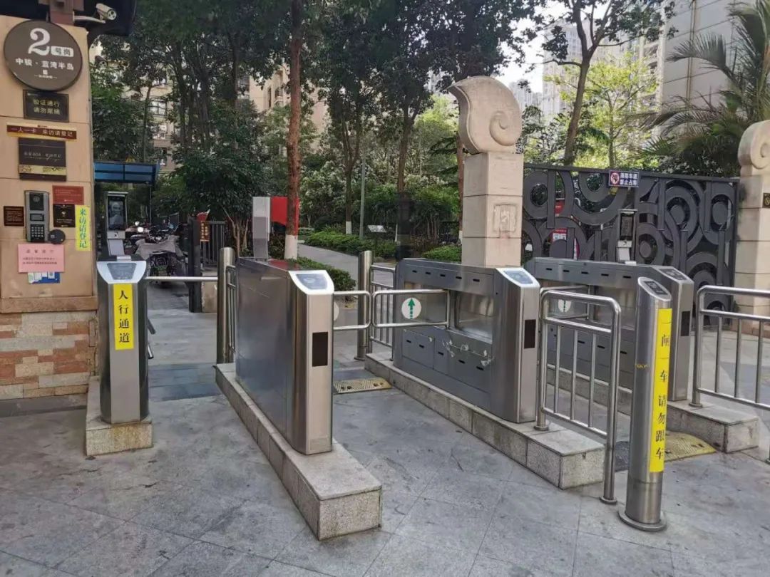 小区大门出入口人脸识别系统正式启用啦!