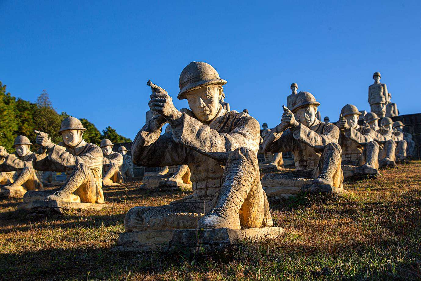 日本跪在中国的雕塑图片