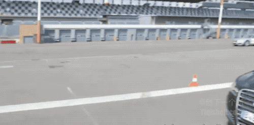 除此之外,它还可紧急180度漂移.