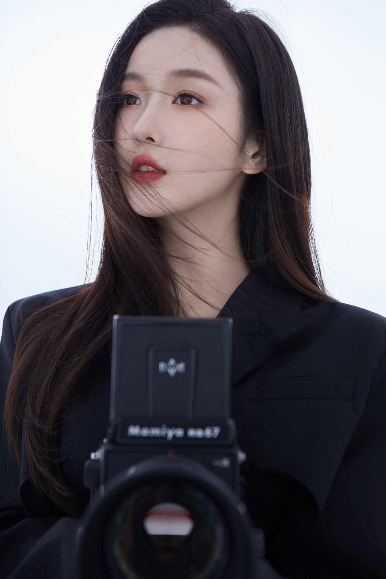 青春女星曹婉瑾秀摄影师造型,大露修长美腿