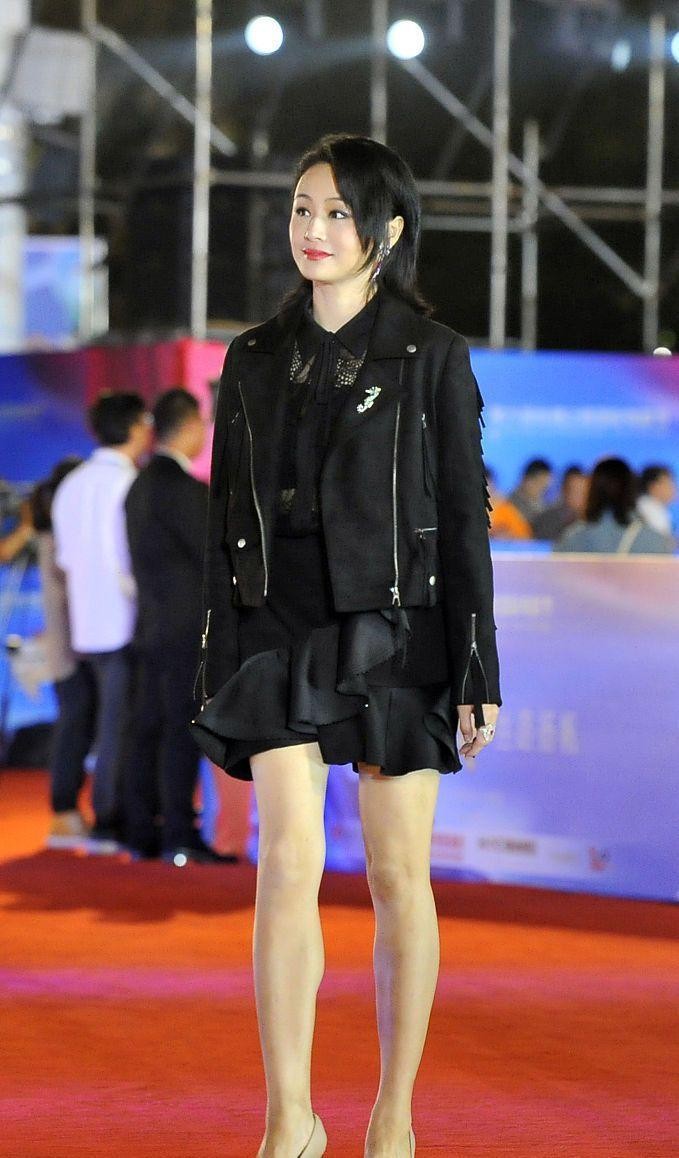 年轻时的曹颖自信满满,穿裹身裙配侧条纹丝袜,显瘦真有一套