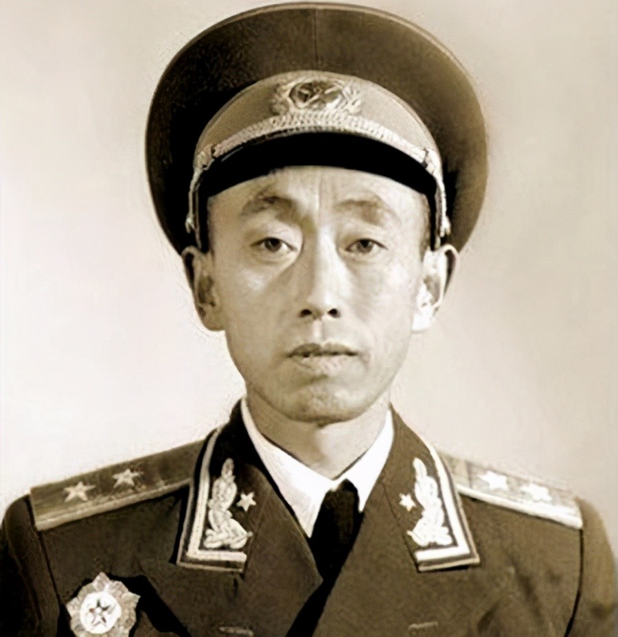 他曾是北京军区司令,1971年被免职去当农民,晚年平反后又患绝症