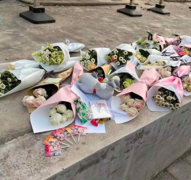 河北师大一女生:平安夜跳楼身亡,现场摆满鲜花,网友曝光死因