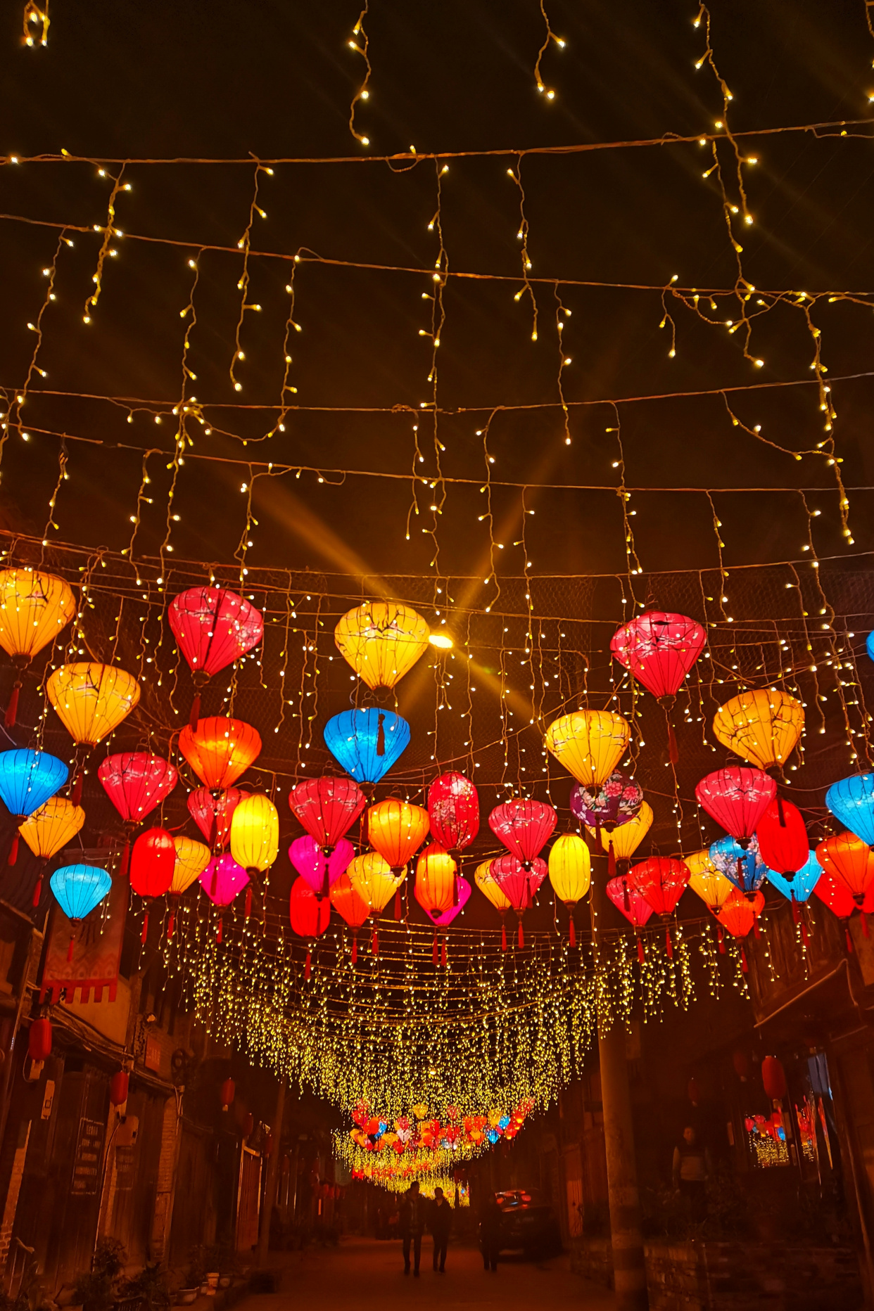 峨眉罗目古镇挂彩灯,新年"靓"起来!